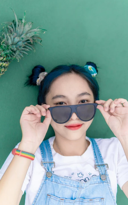 蓝发双丸子头女生夏日休闲创意写真
