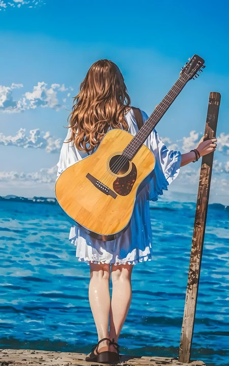 海边背吉他的长发女生唯美夏日背影