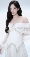 李一桐纯白露肩拖尾长裙氛围感写真组图