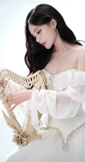 李一桐纯白露肩拖尾长裙氛围感写真组图