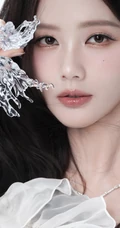李一桐纯白露肩拖尾长裙氛围感写真组图