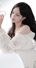 李一桐纯白露肩拖尾长裙氛围感写真组图