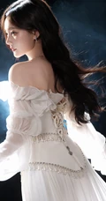 李一桐纯白露肩拖尾长裙氛围感写真组图