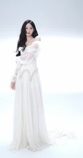 李一桐纯白露肩拖尾长裙氛围感写真组图