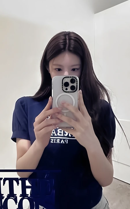 长发女生对镜自拍休闲日常穿搭随拍